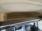 運転席上には収納スペースがございます!
