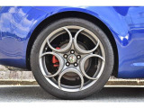 【気持ち良くご納車致します】仕上げ専門スタッフによる、専用ポリッシャーによるボディの磨き仕上げ、ホイール、タイヤハウス内側の清掃、内装の抗菌クリーニング、各部スイッチ、ハンドル、細部の清掃を行います。