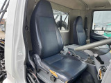 運転席シート一部破れ箇所有り。
