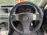 インテリアに合わせたデザインのステアリングは運転しやすい形状、大きさです。ステアリングスイッチ装備。
