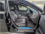 運転席脇からのアングルです。シート脇の大きなダメージもございません。ステップ部にはまだ保護ステッカーが残されております。