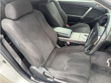 運転席シートです。パワーシート装備となります。