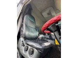 運転席シート:特別感のあるシートカバーが付いています!! ステアリングのレッドカラーとシートのブラックカラーが車両外装と同じコンビネーションです。外装同様、内装もクールな装いです。三菱ふそうスーパーグレート