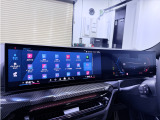 BMWカーブド・ディスプレイは、速度計などを表示する12.3インチの情報ディスプレイとカーナビゲーションなどを表示するタッチが可能な14.9インチのコントロールディスプレイが1枚のパネルになりました。