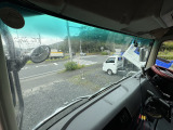 フロントガラス:ガラスのヒビ割れ無しです。ガラス越しにみえます道路を挟んで『道の駅みかも』様駐車場です。連日多くのドライバー様が休憩されています。当店にもぜひぜひお立ち寄りくださいませ♪よろしくお願いいたします