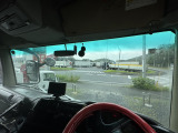 フロントガラス:ガラスのヒビ割れ無しです。ガラスの向こう側にも大型車両がみえますが、こちらは『道の駅みかも』様駐車場になります。ぜひぜひ当店へもお気軽にお立ち寄りいただければと存じます♪