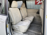 リアシートは使用感はありますが当店は全車クリーニングを実施しておりますので、とても綺麗な状態です!車内は広々としていて、ゆったりとした7人乗りです!お出かけにも大活躍!