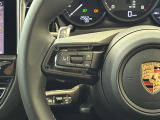 運転中も操作しやすい、ステアリングスイッチ付き! パドシフトも付いております。
