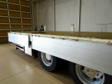 荷台内寸:955&times;240&times;38 山田車体工業 七方開 アルミアオリ 支柱脱着可 ステンレスヒンジ 床フック15対 落とし込みフック9対 前立てアルミ縞鋼板張り/LED作業灯2個