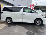 平成22年式トヨタ ヴェルファイア2.4Z、2WDをご紹介します。走行距離141,710km。上質なパールホワイトのボディで、ミニバンならではの広い室内が魅力です。安心の横滑り防止装置とABS搭載、さらにETC