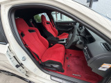 TYPE R専用シートとオプションフロアマット装着車。質感の高い室内空間で、日常走行でも快適にお乗りいただけます