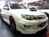 インプレッサWRXSTI後期サテンホワイトパールカラーSTIフルエアロ&EJ20BOXERターボエンジン6MTミッション4WD&マフラーエアクリ車高調他装備充実車が入庫しました