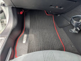 足下のマットは高温スチームリンサークルーナーで清掃しております。