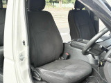 運転席はなかなか綺麗。へたりとかも少ないからなかなか丁寧に使っていたんじゃないでしょうか!結構ハイエースユーザーって大事に乗る人多いですからね。