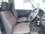 室内は年式の割にキレイな状態です。運転席にはヒートシーターが付いてます。