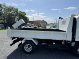 右側荷台:荷台側面に目立つ凹凸や傷無しです。比較的きれいな外装をしています。大変光栄なことにご来店いただくお客様には度々「きれいだね」とお褒めの言葉をいただいております。ぜひぜひ直接ご確認いただけますと幸いです
