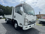 車両右側前面:ダンプ昇降、スライド作動良好です!!いすゞエルフセーフティーローダーダンプ!!積載3900㎏の力持ちな一台です!!車検1年付けてのお渡しです♪ハイトレーディング