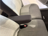 運転席肘置き