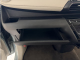 助手席前小物入れ
