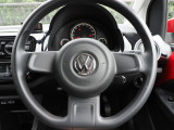 VWエンブレム入りステアリング。運転席に座れば輸入車らしさを感じられます。