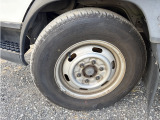 フロントタイヤ:195/80R15 M+Sタイヤ装着