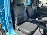 車内シート、切れ補修箇所有り。
