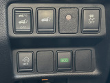 電動バックゲートなどの操作スイッチは運転席右側にわかりやすく集中配置されています