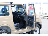 乗り降りしやすく、JA22ならではのシンプルで機能的な室内です。
