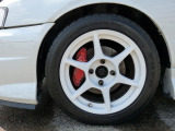 デザインの良い軽量アルミP1レーシング16インチアルミにTOYOR1R.205/50R16装着しています。
