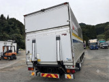 会社の看板を隠すために写真の一部を加工しています