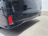 【障害物センサー】車両感覚が掴みにくい狭い駐車場で大活躍!障害物との距離感に合わせて、音で運転者に知らせてくれるとても便利な装備付きです。