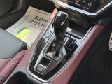 【シフトレバー・パーキングブレーキ】パーキングブレーキは電動パーキングとなっています。ボタン式で力も必要なく指先1本でパーキングブレーキをかけることができます。