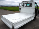新車からの穴もない綺麗な荷台です。これからもガンガン積んで走れますね。お車は1台限りで気になりましたら、メールやチャット等予約は受け付けていませんので09046440671迄、お電話にてご予約下さい
