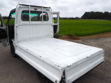 新車からの穴もない綺麗な荷台です。これからもガンガン積んで走れますね。お車は1台限りで気になりましたら、メールやチャット等予約は受け付けていませんので09046440671迄、お電話にてご予約下さい