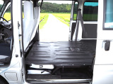 リアシートを倒して荷室にした状態です。軽箱バンとしては荷室も大きな荒れもなくハイルーフなので沢山のお荷物が積めます。車内オゾン除菌抗菌クリーニング済み