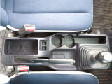 運転席と助手席の間にはドリンクホルダーと小物入れが御座います。気になりましたら09046440671迄商談のご予約のお電話をお願いします