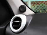 当車両にはルノーと同じフランス生まれのHiFiオーディオメーカー『FOCAL』がトゥインゴの車内音響条件を考慮してあつらえたサウンドシステムが搭載されております♪