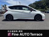 NISMOレッドのドアミラー、専用エアロが存在感を際立たせます。