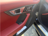 ブラック&times;レッドで統一されたインテリア。ドアトリムまでF-TYPE Rらしいスポーティな仕上がりです。