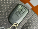 【スマートキー】 車内へのアクセス楽々、今や必須アイテムの「スマートキー」には、キー複製防止「イモビライザー」まで備わっております。