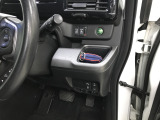 【全国納車OK】 現車をご覧になれないお客様でも、安心してお車をご購入いただける環境を整えております。 色々な角度から撮影したたくさんの画像など豊富な資料送りいたしております。