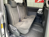 リアシートは使用感はありますが当店は全車クリーニングを実施しておりますので、とても綺麗な状態です!車内は広々としていて、ゆったりとした8人乗りです!お出かけにも大活躍!