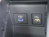 シフトレバー横の小物入れの中に通信用/充電用USB端子!