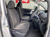 フロントシートは使用感はありますが当店は全車クリーニングを実施しておりますので、とても綺麗な状態です!車内は広々としていて、ゆったりとした8人乗りです!お出かけにも大活躍!