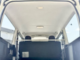 天井もとってもきれいですね!禁煙車だから黄ばみもないし、スレとかもハイエースとしては無いに等しいくらい少なくいい感じです!
