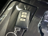 【スマートキー】 車内へのアクセス楽々、今や必須アイテムの「スマートキー」には、キー複製防止「イモビライザー」まで備わっております。