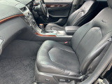 ブラック系のフルレザーパッケージ、運転席/助手席にはパワーシートも装備しています。