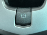 電動パーキングブレーキを装備、アクセルONでリリースされるので解除し忘れて走ることがありません。