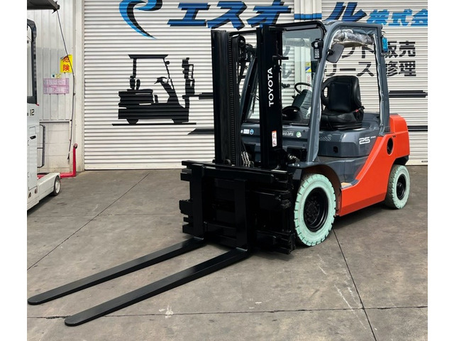 トヨタL&F エンジンフォークリフト 3.0M2.5t フォーククランプ