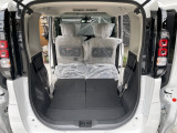 ☆後部座席を倒せば広々荷室になります。車中泊もできるかも?お見逃し無く!!お問い合わせはTEL06-6430-1230 E-mail cars_genesis2007@yahoo.co.jpまで!!☆